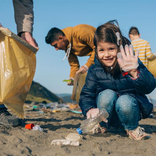 Cleaning up litter on your holiday to travel sustainably.